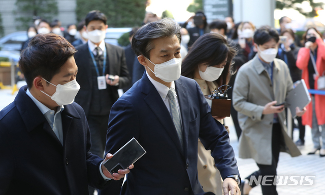 [서울=뉴시스] 조수정 기자 = 조국 전 법무부 장관이 23일 오전 청와대 민정수석비서관재직 당시 유재수 전 부산시 경제부시장 감찰 중단 혐의 공판 출석을 위해 서울 서초구 서울중앙지방법원으로 들어서고 있다. 2020.10.23. chocrystal@newsis.com