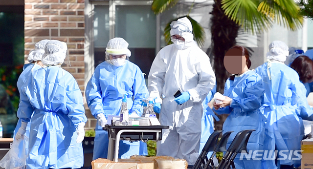 [광주=뉴시스] 류형근 기자 = 23일 오전 광주 광산구 한 중학교에서 신종 코로나바이러스 감염증(코로나19) 확진자가 발생행 방역당국이 전체 학생을 대상으로 전수조사를 하고 있다. 2020.10.23. hgryu77@newsis.com