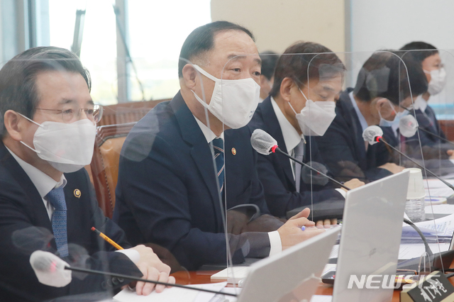 [서울=뉴시스]최동준 기자 = 홍남기 부총리 겸 기획재정부 장관이 23일 오전 서울 여의도 국회에서 열린 기획재정위원회의 기획재정부, 한국은행, 한국수출입은행, 한국조폐공사 등 종합국정감사에서 의원질의에 답하고 있다. (공동취재사진) 2020.10.23. photo@newsis.com