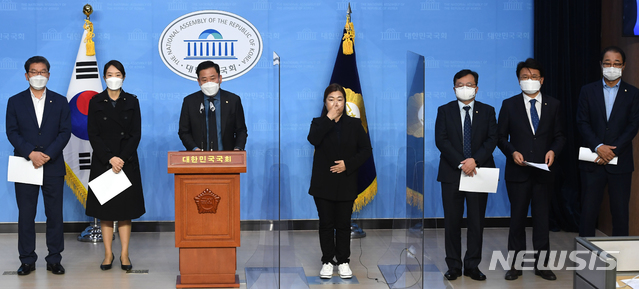 [서울=뉴시스]김진아 기자 = 송갑석 의원을 비롯한 더불어민주당 산업통상자원중소벤처기업위원회 위원들이 23일 오전 서울 여의도 국회 소통관에서 월성 1호기 감사원 감사 결과 관련 기자회견을 하고 있다. (공동취재사진) 2020.10.23. photo@newsis.com