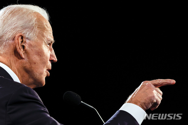  [내슈빌=AP/뉴시스]조 바이든 민주당 대선 후보가 22일(현지시간) 미 테네시주 내슈빌의 벨몬트대에서 열린 도널드 트럼프 대통령과의 대선 최종 토론 중 발언하고 있다. 2020.10.23.&nbsp; 