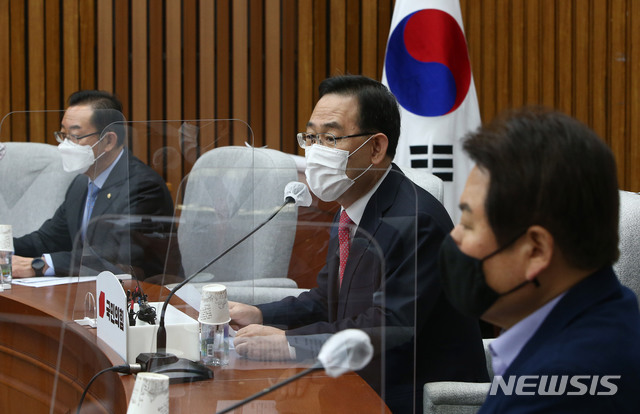 [서울=뉴시스] 김진아 기자 = 주호영 국민의힘 원내대표가 23일 서울 여의도 국회에서 열린 국정감사 대책회의에서 발언하고 있다. (공동취재사진) 2020.10.23. photo@newsis.com
