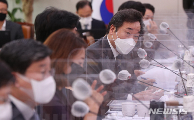 [서울=뉴시스]최동준 기자 = 23일 서울 여의도 국회 외교통위위원회 전체회의에서 통일부 종합감사가 열린 가운데 이낙연 더불어민주당 대표가 이인영 장관에게 질의하고 있다. (공동취재사진) 2020.10.23.&nbsp; photo@newsis.com