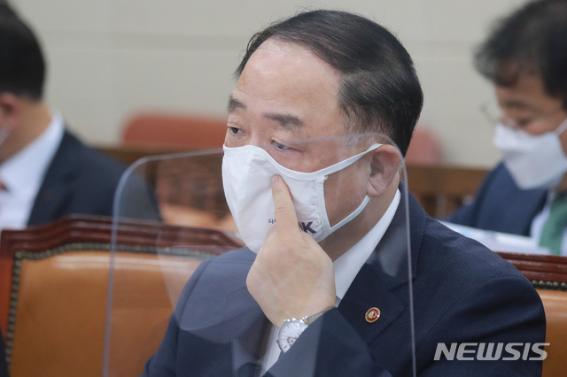 [서울=뉴시스] 최동준 기자 = 홍남기 부총리 겸 기획재정부 장관이 23일 오전 서울 여의도 국회에서 열린 기획재정위원회의 기획재정부, 한국은행, 한국수출입은행, 한국조폐공사 등 종합국정감사에서 잠시 생각에 잠겨 있다. (공동취재사진) 2020.10.23. photo@newsis.com