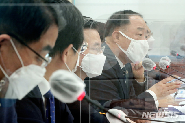 [서울=뉴시스] 최동준 기자 = 홍남기 부총리 겸 기획재정부 장관이 23일 오전 서울 여의도 국회에서 열린 기획재정위원회의 기획재정부, 한국은행, 한국수출입은행, 한국조폐공사 등 종합국정감사에서 질의에 답하고 있다. (공동취재사진) 2020.10.23.&nbsp; photo@newsis.com