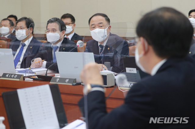 [서울=뉴시스] 최동준 기자 = 홍남기 부총리 겸 기획재정부 장관이 23일 오전 서울 여의도 국회에서 열린 기획재정위원회의 기획재정부, 한국은행, 한국수출입은행, 한국조폐공사 등 종합국정감사에서 질의를 듣고 있다. (공동취재사진) 2020.10.23.&nbsp; photo@newsis.com