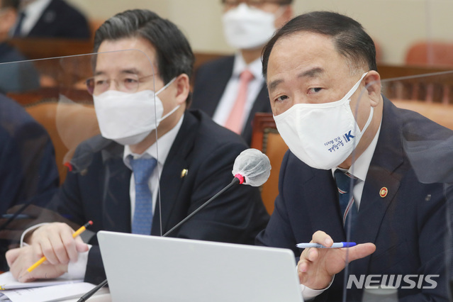 [서울=뉴시스] 최동준 기자 = 홍남기 부총리 겸 기획재정부 장관이 23일 오전 서울 여의도 국회에서 열린 기획재정위원회의 기획재정부, 한국은행, 한국수출입은행, 한국조폐공사 등 종합국정감사에서 질의에 답변하고 있다. (공동취재사진) 2020.10.23.&nbsp; photo@newsis.com