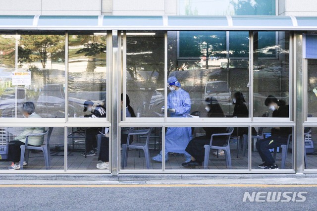 [서울=뉴시스] 서울 동대문구 동대문구보건소 신종 코로나바이러스 감염증(코로나19) 선별진료소에서 내원객들이 검사를 받기 위해 대기하고 있다. 해당 사진은 기사 내용과 관련이 없습니다. (사진=뉴시스 DB). photo@newsis.com