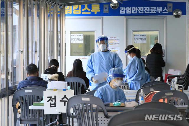 [서울=뉴시스] 박민석 기자 = 신종 코로나바이러스 감염증(코로나19) 신규 확진자 수가 155명으로 집계된 23일 오전 서울 동대문구 동대문구보건소 코로나19 선별진료소에서 내원객들이 검사를 받기 위해 대기하고 있다. 2020.10.23.&nbsp; mspark@newsis.com