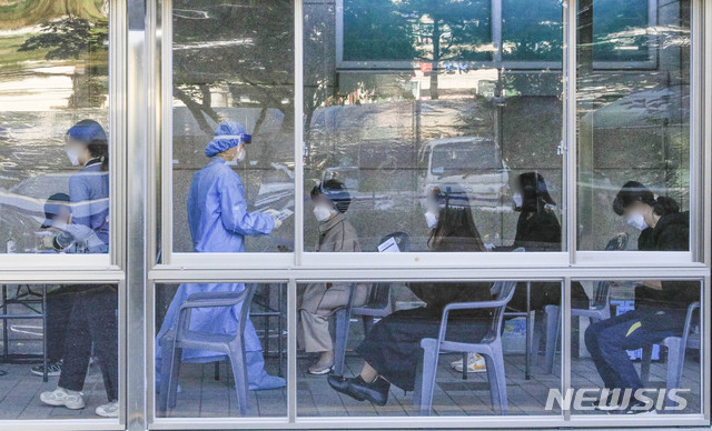 [서울=뉴시스] 박민석 기자 =&nbsp; 23일 오전 서울 동대문구 동대문구보건소 신종 코로나바이러스 감염증(코로나19) 선별진료소에서 내원객들이 검사를 받기 위해 대기하고 있다. 2020.10.23. mspark@newsis.com