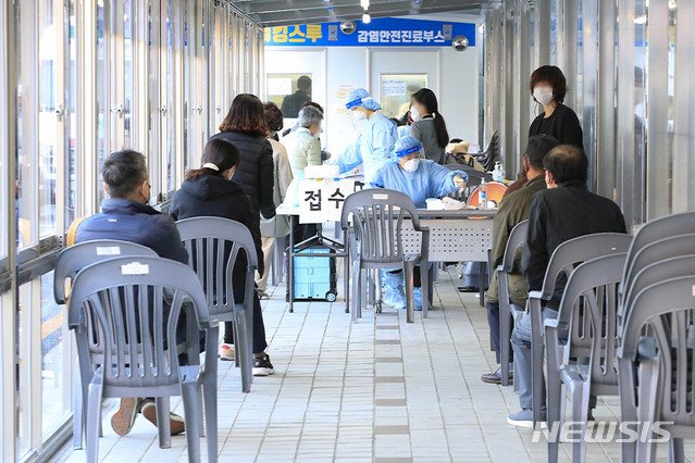 [서울=뉴시스] 박민석 기자 = 신종 코로나바이러스 감염증(코로나19) 신규 확진자 수가 155명으로 집계된 23일 오전 서울 동대문구 동대문구보건소 코로나19 선별진료소에서 내원객들이 검사를 받기 위해 대기하고 있다. 2020.10.23. mspark@newsis.com