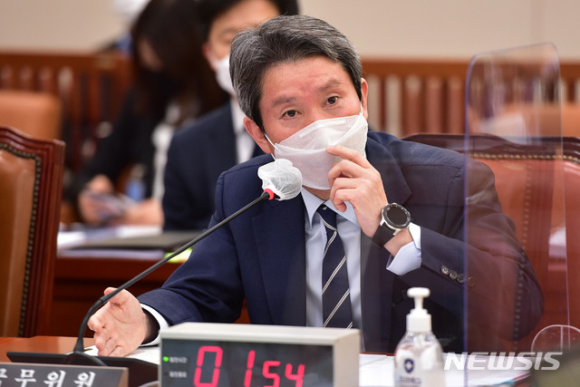[서울=뉴시스] 김진아 기자 = 이인영 통일부 장관이 23일 서울 여의도 국회에서 열린 외교통일위원회의 통일부 등에 대한 종합 국정감사에서 의원의 질의에 답하고 있다. (공동취재사진) 2020.10.23. photo@newsis.com