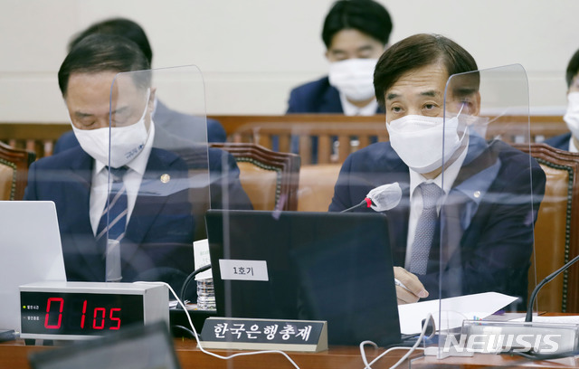 [서울=뉴시스] 최동준 기자 = 이주열 한국은행 총재가 23일 서울 여의도 국회에서 열린 기획재정위원회의 기획재정부, 한국은행 등에 대한 종합국정감사에서 질의에 답변하고 있다. 2020.10.23. photocdj@newsis.com