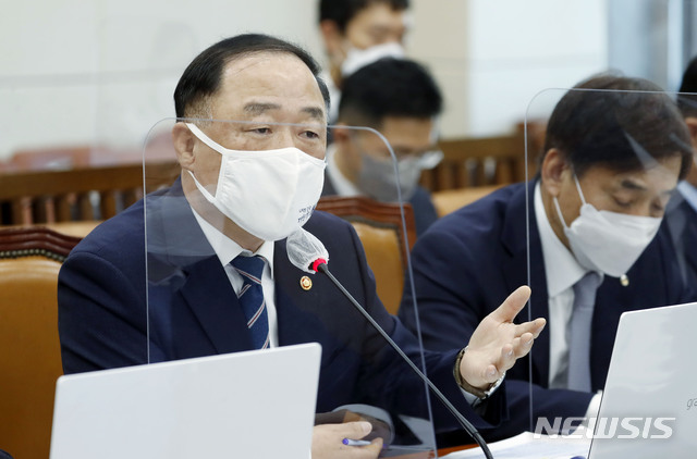 [서울=뉴시스] 최동준 기자 = 홍남기 경제부총리 겸 기획재정부 장관이 23일 서울 여의도 국회에서 열린 기획재정위원회의 기획재정부, 한국은행 등에 대한 종합국정감사에서 질의에 답변하고 있다. 2020.10.23.&nbsp; photocdj@newsis.com