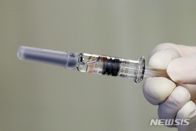 [인천=뉴시스] 이종철 기자 = 독감백신 접종후 사망신고가 잇따르고 있는 가운데 23일 오전 인천시 부평구 가톨릭대학교 인천성모병원에서 의료진이 접종할 백신을 점검하고 있다. 2020.10.23.&nbsp; jc4321@newsis.com