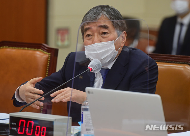 [서울=뉴시스] 김진아 기자 = 윤석헌 금감원장이 23일 서울 여의도 국회에서 열린 정무위원회의 금융위원회·금융감독원에 대한 종합감사에서 의원들의 질의에 답하고 있다. (공동취재사진) 2020.10.23.&nbsp; photo@newsis.com