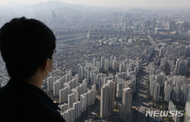 [서울=뉴시스] 조수정 기자 = 주간KB주택시장동향 자료에 따르면 서울 아파트 주간 전세가격 상승폭이 9년만에 최대 증가율을 기록했다. 사진은 23일 오후 서울 송파구 롯데월드타워 전망대 서울스카이에서 바라본 서울 시내 아파트. 2020.10.23.&nbsp; chocrystal@newsis.com