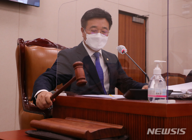 [서울=뉴시스]김진아 기자 = 윤호중 국회 법사위원장. (공동취재사진) 2020.10.23. photo@newsis.com