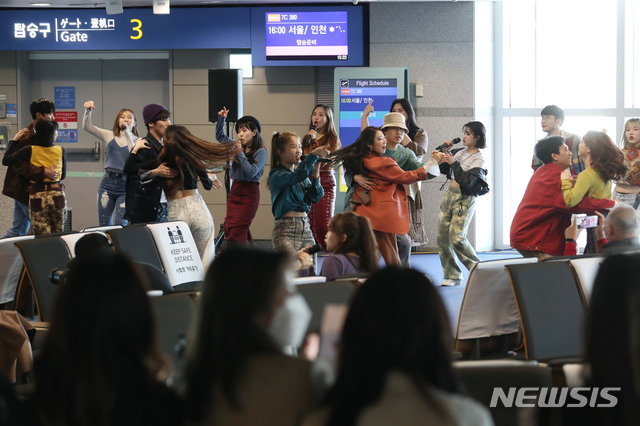 [인천공항=뉴시스]공항사진기자단 = 제주항공 ‘인천 to 인천’ 관광비행 승객들이 23일 인천국제공항 1터미널 탑승게이트에서 아카펠라단의 플래시몹 공연을 보고 있다. 이날 제주항공은 일반인을 대상으로 국내 상공을 선회한 뒤 복귀하는 관광비행을 진행했다. 2020.10.23. photo@newsis.com