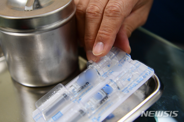 [남해=뉴시스]차용현 기자 = 23일 오후 경남 남해군 한 병원에서 의료진이 접종할 백신을 점검하고 있다. 2020.10.23. con@newsis.com
