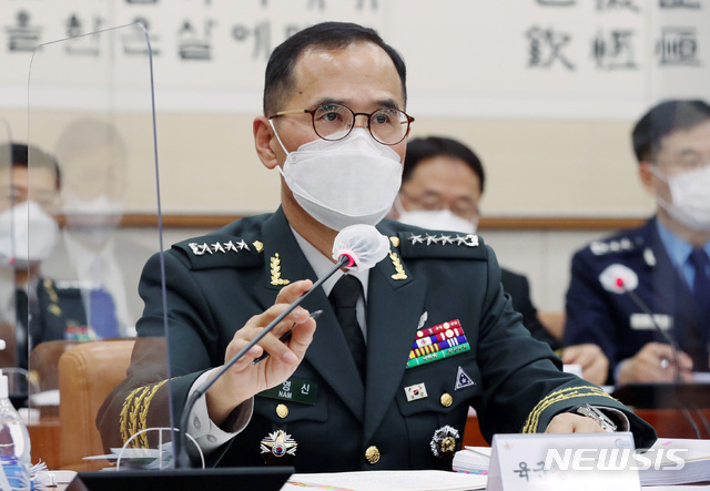 [서울=뉴시스] 최동준 기자 = 남영신 육군참모총장이 23일 서울 여의도 국회에서 열린 법제사법위원회의 국방부, 군사법원 등에 대한 국정감사에서 출석해 의원 질의에 답하고 있다. (공동취재사진) 2020.10.23. photo@newsis.com