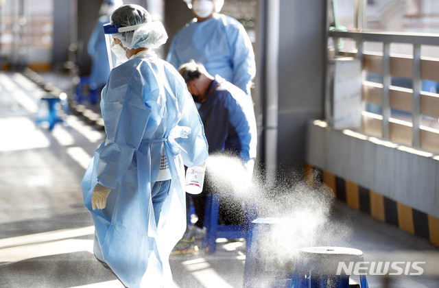 [광주=뉴시스] 변재훈 기자 = 지난 23일 오후 광주 북구 용봉동 북구보건소 선별진료소에서 의료진들이 코로나19 검사 대상자 대기석을 소독하고 있다. 광주에서는 최근 지역사회 내 코로나19 확진자가 병원·학교 등을 다녀간 것으로 드러나 감염 재확산 우려가 커지고 있다. (사진=광주 북구 제공) 2020.10.23.photo@newsis.com