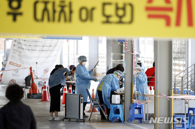 [광주=뉴시스] 변재훈 기자 = 23일 오후 광주 북구 용봉동 북구보건소 선별진료소에서 의료진들이 코로나19 검체를 채취하고 있다. 광주에서는 최근 지역사회 내 코로나19 확진자가 병원·학교 등을 다녀간 것으로 드러나 감염 재확산 우려가 커지고 있다. (사진=광주 북구 제공) 2020.10.23.photo@newsis.com