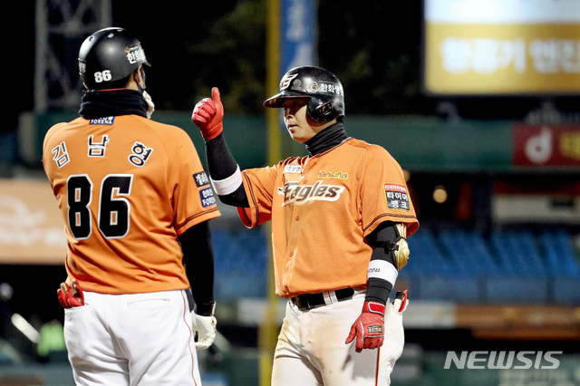 [대전=뉴시스]김병문 기자 = 23일 오후 대전 중구 한화생명이글스파크에서 열린 2020 KBO리그 NC 다이노스와 한화 이글스의 경기, 7회말 1아웃 주자 1,3루 상황 한화 노시환이 우익수 앞 1타점 안타를 친 뒤 엄지를 들어보이고 있다. 2020.10.23. dadazon@newsis.com