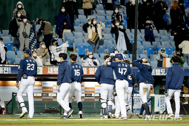 [대전=뉴시스]김병문 기자 = 23일 오후 대전 중구 한화생명이글스파크에서 열린 2020 KBO리그 NC 다이노스와 한화 이글스의 경기, 11대 6으로 패배한 NC 선수들이 경기장을 나서고 있다. 2020.10.23. dadazon@newsis.com
