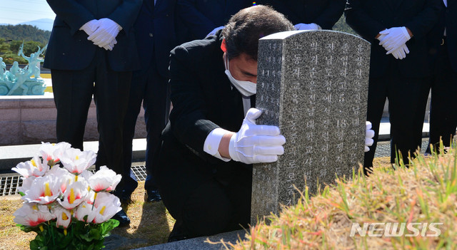 [광주=뉴시스] 변재훈 기자 = 이낙연 더불어민주당 대표가 24일 오전 광주 북구 운정동 국립 5·18민주묘지 내 윤상원·박기순 열사 묘 앞에서 무릎을 꿇고 고개를 숙이고 있다. 2020.10.24. wisdom21@newsis.com