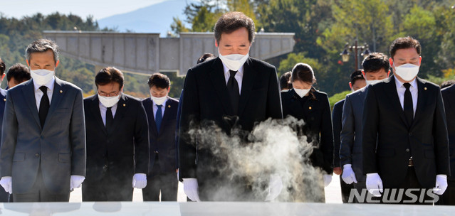 [광주=뉴시스] 변재훈 기자 = 이낙연 더불어민주당 대표가 24일 오전 광주 북구 운정동 국립 5·18민주묘지를 찾아 오월영령을 참배하고 있다. 이 대표의 5·18민주묘지 참배는 당대표 취임 이후 두달여 만이다. 2020.10.24. wisdom21@newsis.com