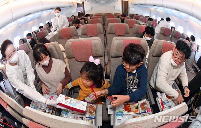 [인천공항=뉴시스] 공항사진기자단 = 24일 인천국제공항을 출발한 아시아나항공 'A380 한반도 일주 비행 항공기' 에서 승객들이 기내식 서비스를 즐기고 있다. 승객 250명을 태우고 오전 11시께 인천국제공항을 이륙한 'A380 한반도 일주 비행 항공기'는 동해바다가 보이는 강릉, 한라산 백록담이 보이는 제주도를 지나 오후 1시 20분께 인천국제공항으로 돌아오는 특별 관광 상품이다. 2020.10.24. photo@newsis.com