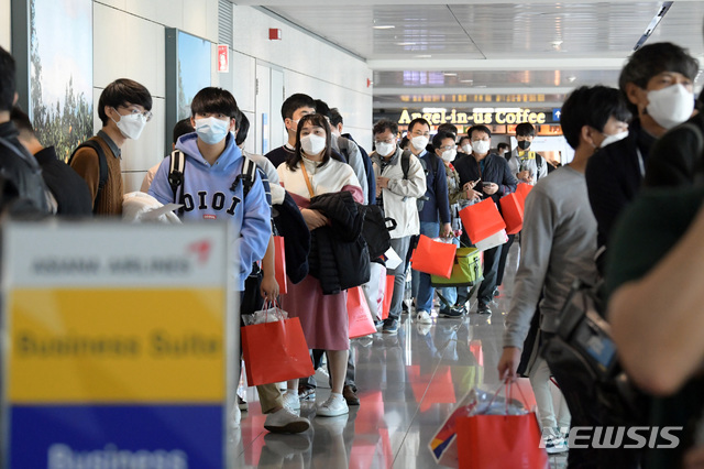 [인천공항=뉴시스] 공항사진기자단 = 24일 인천국제공항에서 아시아나항공 'A380 한반도 일주 비행 항공기' 승객들이 탑승을 기다리고 있다. 승객 250명을 태우고 오전 11시께 인천국제공항을 이륙한 'A380 한반도 일주 비행 항공기'는 동해바다가 보이는 강릉, 한라산 백록담이 보이는 제주도를 지나 오후 1시 20분께 인천국제공항으로 돌아오는 특별 관광 상품이다. 2020.10.24. photo@newsis.com