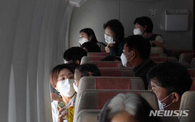 [제주=뉴시스] 공항사진기자단 = 지난 10월24일 인천국제공항을 출발한 아시아나항공 'A380 한반도 일주 비행 항공기'에서 승객들이 한라산 백록담을 바라보고 있다. 2020.10.24. photo@newsis.com