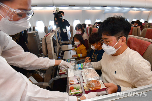 [인천공항=뉴시스] 공항사진기자단 = 24일 인천국제공항을 출발한 아시아나항공 'A380 한반도 일주 비행 항공기' 에서 승객들이 기내식 서비스를 즐기고 있다. 승객 250명을 태우고 오전 11시께 인천국제공항을 이륙한 'A380 한반도 일주 비행 항공기'는 동해바다가 보이는 강릉, 한라산 백록담이 보이는 제주도를 지나 오후 1시 20분께 인천국제공항으로 돌아오는 특별 관광 상품이다. 2020.10.24. photo@newsis.com