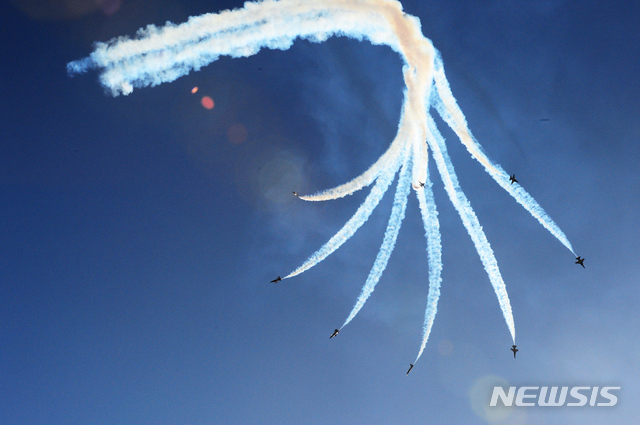 [사천=뉴시스]차용현 기자 = 24일 오전 대한민국 공군 특수 비행팀 블랙이글스가 경남 사천시 삼천포대교 상공에서 ‘코로나19 극복을 위한 특별비행’을 펼치고 있다. 2020.10.24.&nbsp; con@newsis.com