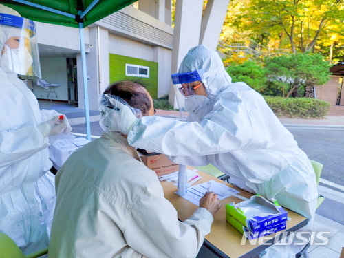 [서울=뉴시스] 서울 서초구 요양시설 전수검사. (사진=서초구 제공) 2020.10.25. photo@newsis.com 