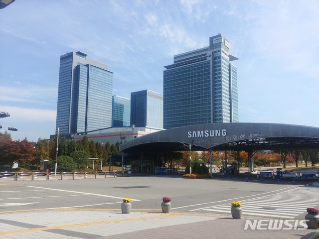 【수원=뉴시스】 25일 경기 수원시 영통구 소재 삼성디지털시티 정문 앞 출입구가 주말이어서 출근한 직원이 없어 한산한 모습을 보이고 있다. (사진=안형철 기자)