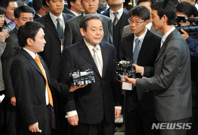 [서울=뉴시스]박세연 기자 = 지난 2008년 4월4일 이건희 삼성그룹 회장이 서울 용산구 한남동 조준웅 삼성특검팀에 피의자신분으로 소환돼 기자들의 질문에 답하고 있다. 2008.04.04. psy5179@newsis.com