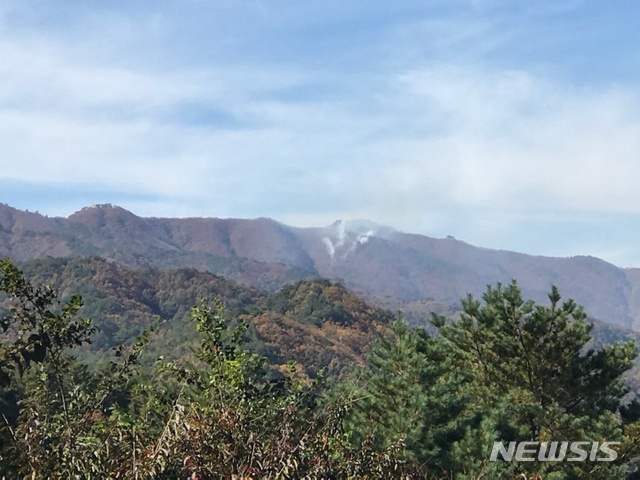 [고성(강원)=뉴시스]장경일 기자 = 강원 고성군 현내면 마달리 DMZ 남한한계선 야산에서 25일 오전 11시55분께 산불이 나 연기가 피어오르고 있다. (사진=강원도동해안산불방지센터 제공) 2020.10.25.photo@newsis.com