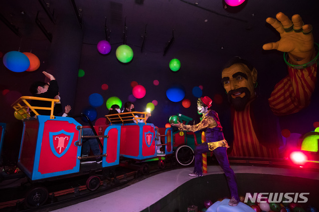 [서울=뉴시스]롯데월드 어드벤처 '할로윈 위크'의 '좀비 트레인: 피에로의 저주' 