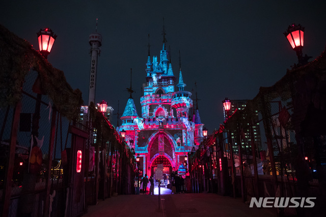 [서울=뉴시스]롯데월드 어드벤처 '할로윈 위크'를 맞이한 '매직 아일랜드'의 '매직 캐슬'