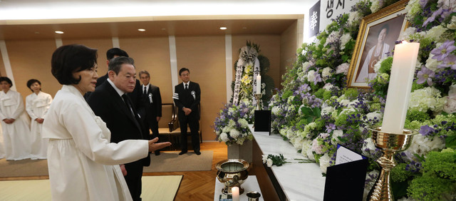 [서울=뉴시스] 지난 2013년 고(故) 김윤남 원불교 원정사(圓正師) 열반 당시 조문하는 이건희 회장·홍라희 전 리움미술관 관장. 2013.06.07. (사진=중앙일보 제공) photo@newsis.com