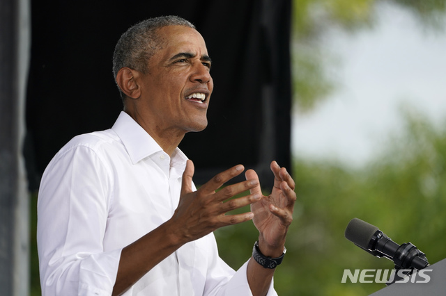[마이애미=AP/뉴시스]버락 오바마 전 미국 대통령이 24일(현지시간) 미 플로리다주 마이애미의 플로리다 국제대학에서 조 바이든 민주당 대선 후보 지원 유세를 하고 있다. 오바마는 "한국의 인구당 코로나19 사망자가 미국의 1.3%에 불과한 것은 한국 정부가 자신의 업무에 신경 썼기 때문"이라며 트럼프 대통령을 비판했다. 미 CNN은 인구 100만명당 코로나19 사망자가 미국이 679.06명인데 반해 한국은 8.81명이라고 발표했다. 2020.10.25.