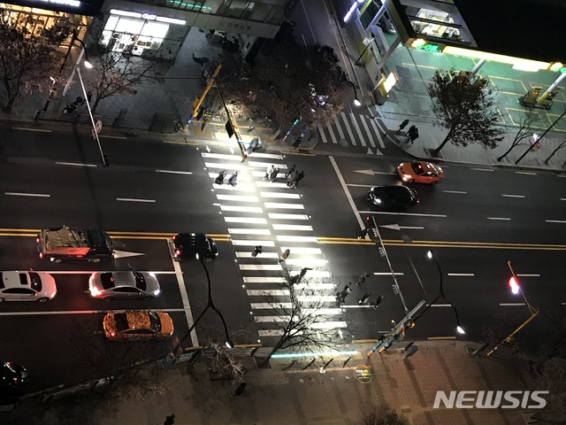 [서울=뉴시스] 보행자들이 서울 성동구의 한 교통사고 다발 횡단보도를 오가고 있다. 위 사진은 기사와 관계없음. (사진= 뉴시스 DB) photo@newsis.com