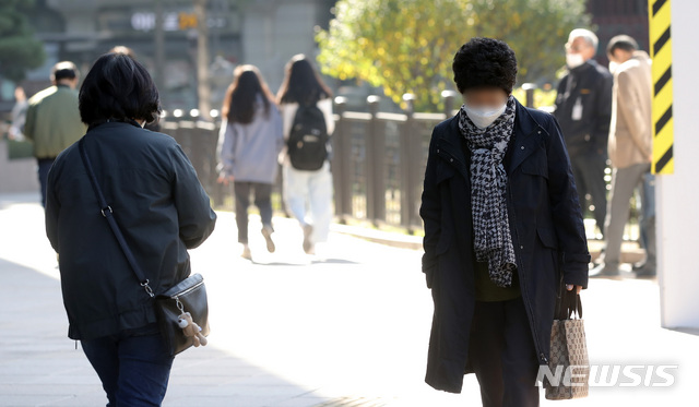 [서울=뉴시스] 박미소 기자 =  중부 등 내륙 곳곳에선 5도 이하의 추운 날씨를 보인 지난 25일 오전 서울 종로구 광화문 광장 인근에서 시민들이 두꺼운 옷을 입고 걸어가고 있다. 2020.10.25.  misocamera@newsis.com