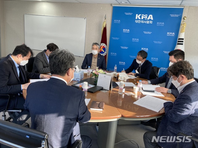 [서울=뉴시스]박주성 기자 = (가칭) 범의료계 특별위원회의 공동위원장 및 부위원장, 간사는 24일 대한의사협회 회장실에서 공동위원장단 회의를 열어 상임(대표)위원장 호선에 관한 의견교환과 함께 위원회 명칭 및 세부 조직구성방안, 운영규정 마련 등에 관한 큰 틀의 협의를 마쳤다. 아울러 젊은 의사 및 의대생들의 목소리를 충분히 반영할 수 있도록 시스템도 마련하기로 하였다. (사진=범의료계투쟁특별위원회 제공). 2020.10.25.&nbsp; photo@newsis.com 