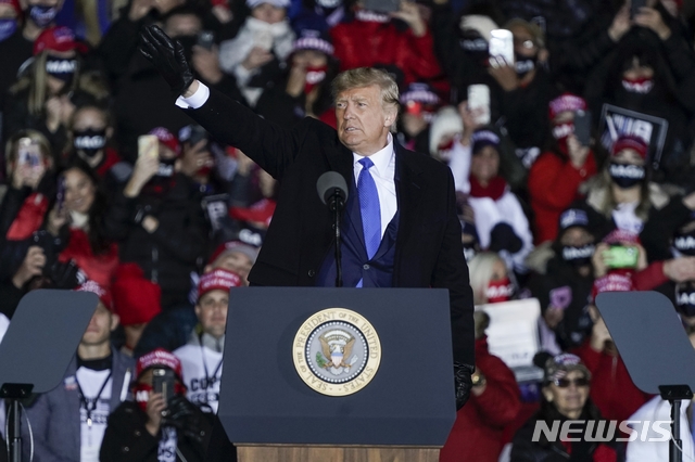 [워키샤=AP/뉴시스] 도널드 트럼프 미국 대통령이 24일(현지시간) 위스콘신주 워키샤 유세 현장에서 지지자들에게 손을 흔들고 있다. 2020.10.25. 