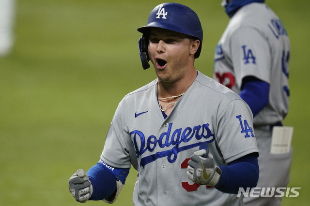 Los Angeles Dodgers' Joc Pederson celebrates his two RBI-single against the Tampa Bay Rays during the seventh inning in Game 4 of the baseball World Series Saturday, Oct. 24, 2020, in Arlington, Texas. (AP Photo/Eric Gay)