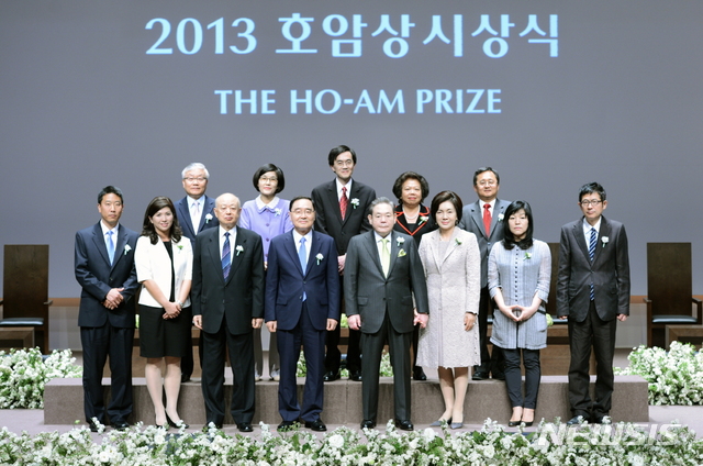 [서울=뉴시스]박주성 기자 = 사진은 2013년 호암상 시상식 사진. 고(故) 이건희 선대회장이 참석한 모습. (사진=삼성전자 제공). 2020.10.25. photo@newsis.com